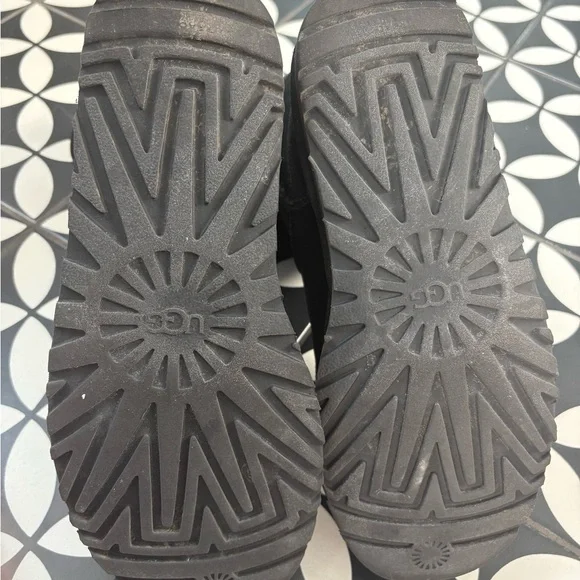 UGG Classic Short Boots - Black - Picture 5 of 5